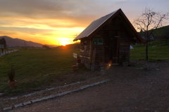 sonnenuntergang-eier-hof-schwarzwald-wagen